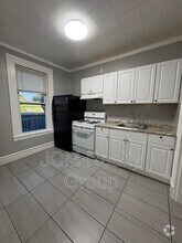 Building Photo - 64 Hollis St