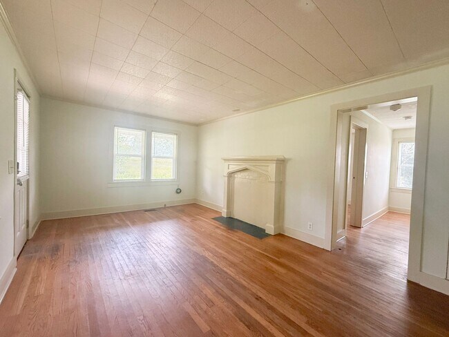 Foto del edificio - Charming 3-Bedroom Home in the Heart of Monterey with Large Yard & Garage