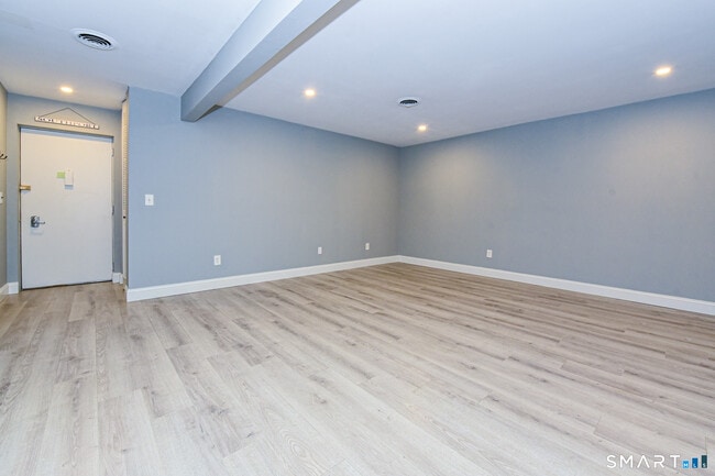 Foto del edificio - 28 Mill Hill Rd