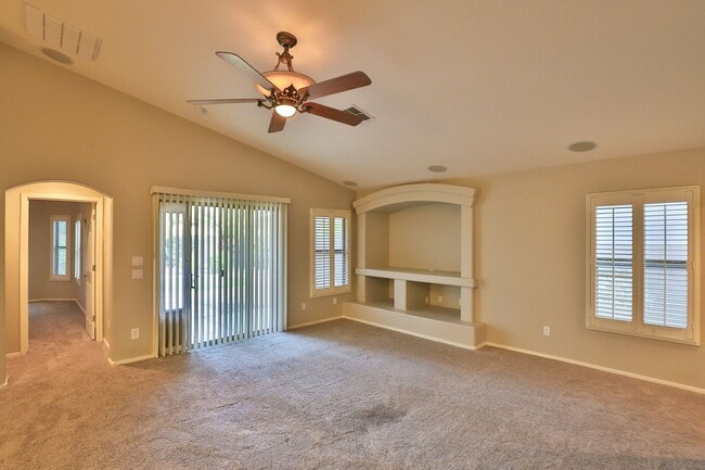 Building Photo - 3 bedroom 2 bath home with a den in san tan valley! No April rent!