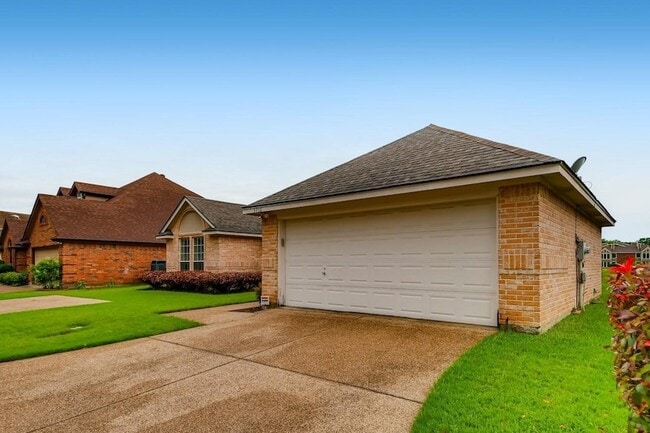 Building Photo - 5930 River Bend Dr