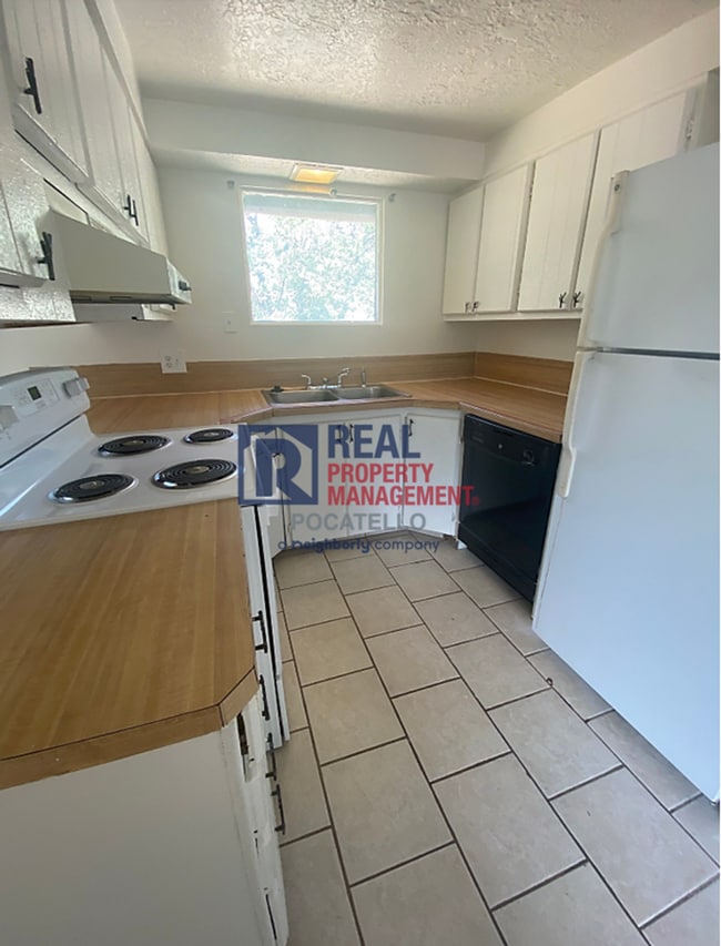 Building Photo - 2 Bed 2 Bath Duplex