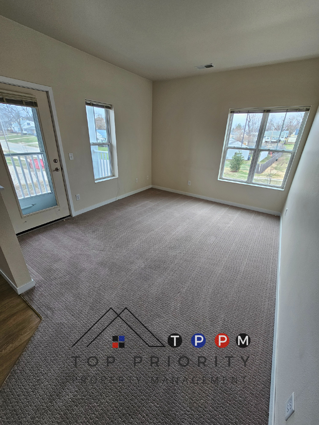 Foto principal - 2 Bedroom | 1 Bathroom Apartment in Cedar ...