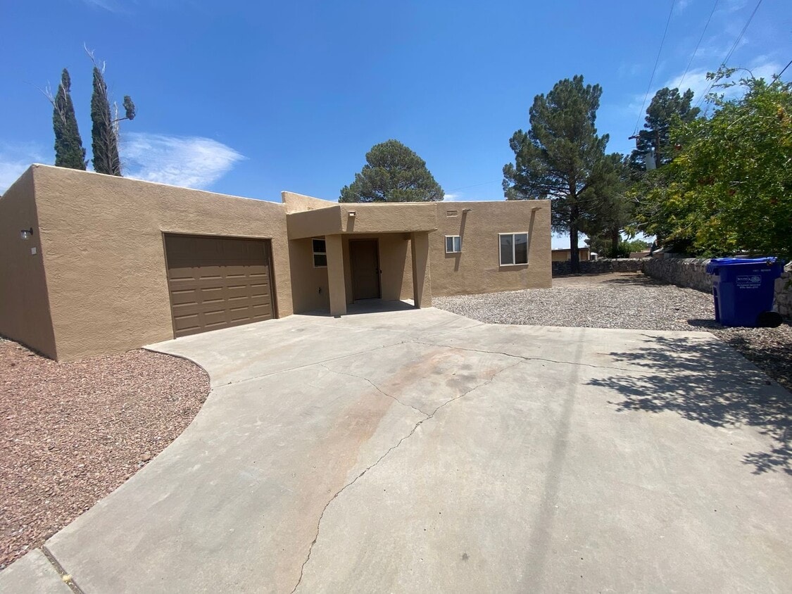Primary Photo - Adorable Home Centrally located in Loma He...