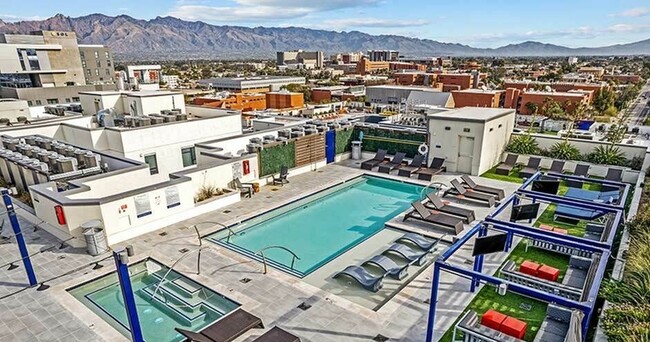 Piscina-07-Aspire-Tucson-Tuscon-01 - Aspire Tucson: Off-Campus Student Housing