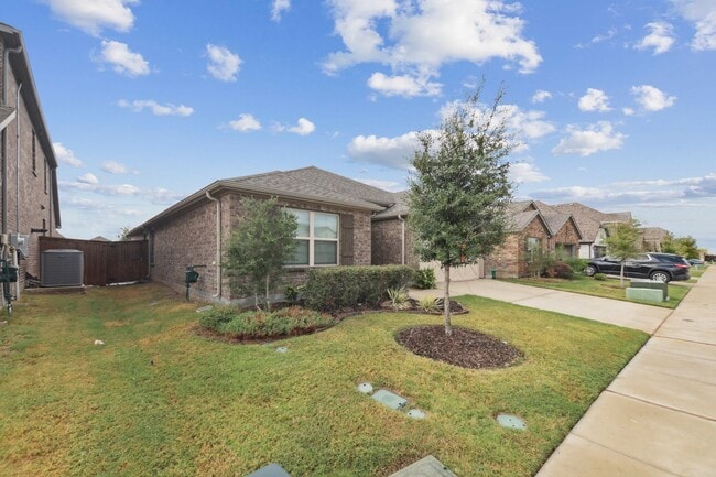 Building Photo - 4 bedroom, 2 bath, 2019 sqft, pets allowed...