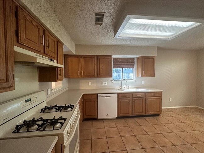 Foto del edificio - 6811 Luckenbach Ln