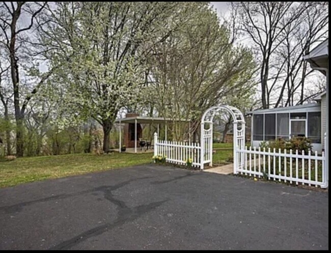 Building Photo - 1016 Sunnyside Dr
