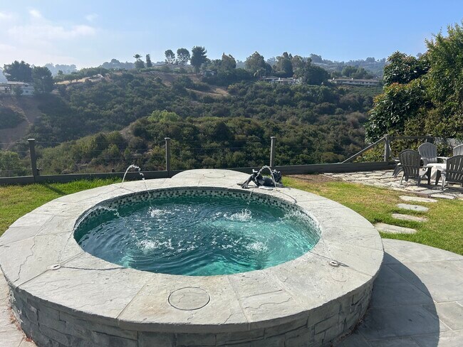 Jacuzzi/fuente - 27078 Sunnyridge Rd