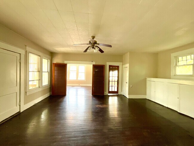 Foto del edificio - 810 W Magnolia Ave