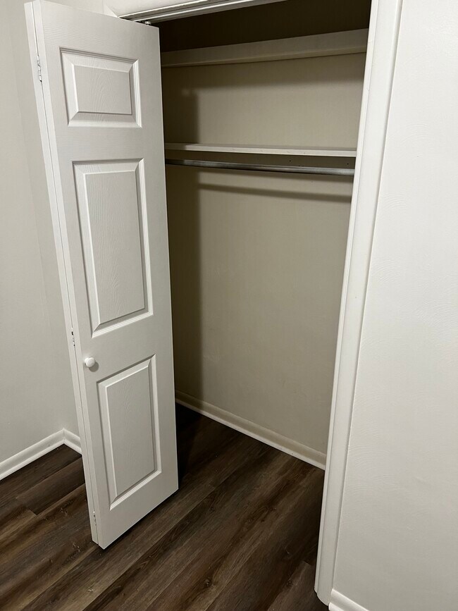 Foto del edificio - 1879 E G Ave