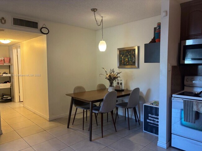 Foto del edificio - 771 NE 199th St