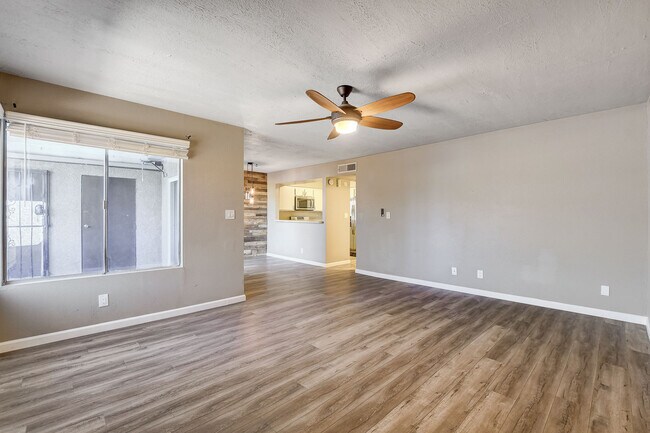 Building Photo - 1544 Hialeah Dr