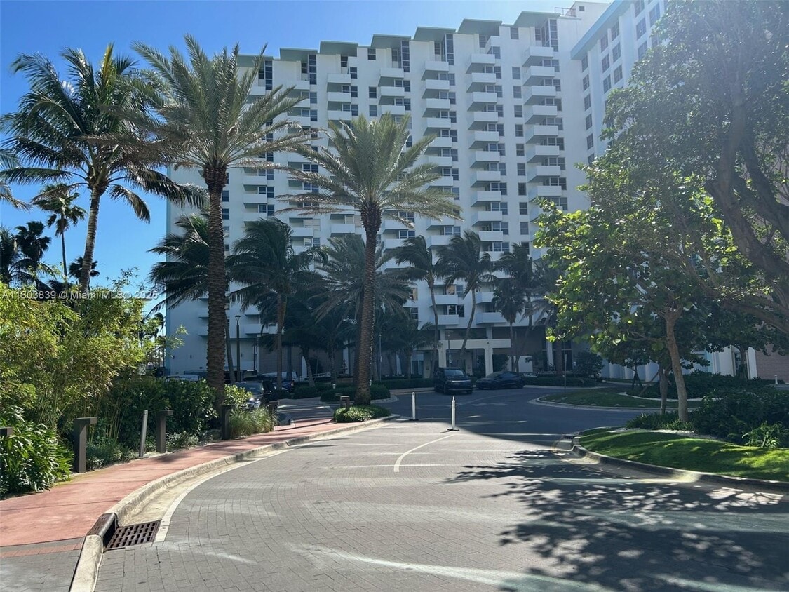 Foto principal - 2899 Collins Ave