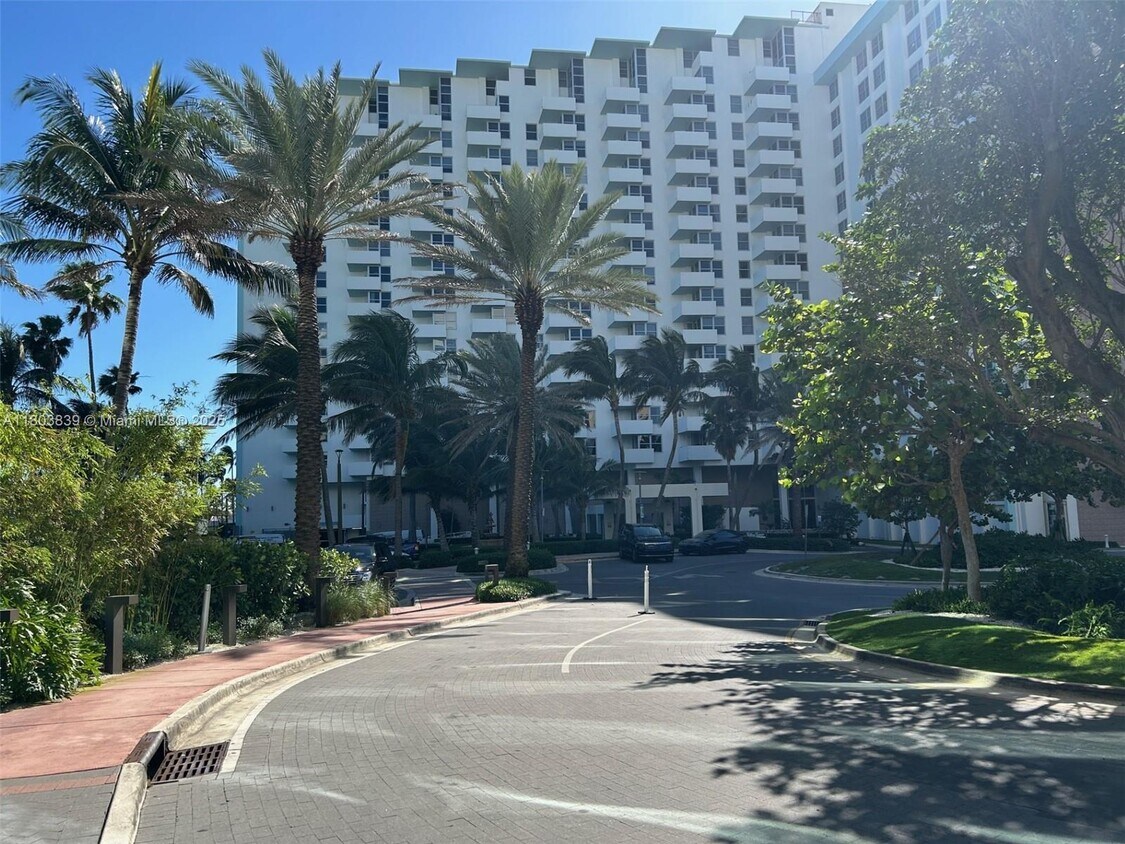 Primary Photo - 2899 Collins Ave