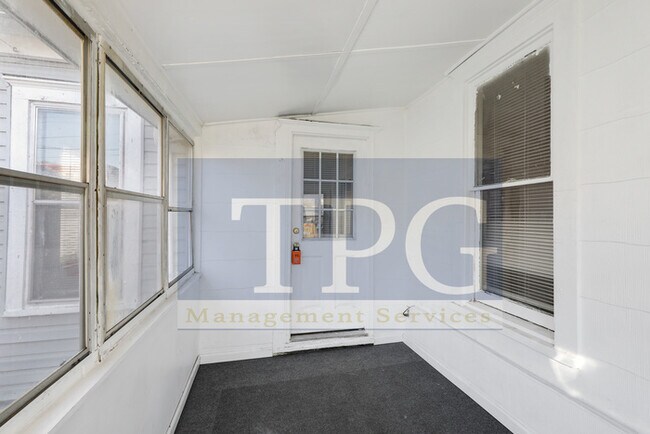 Building Photo - 562 S Arlington Ave