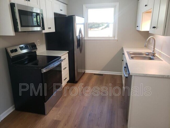 Foto del edificio - 2717 Reynolds Dr