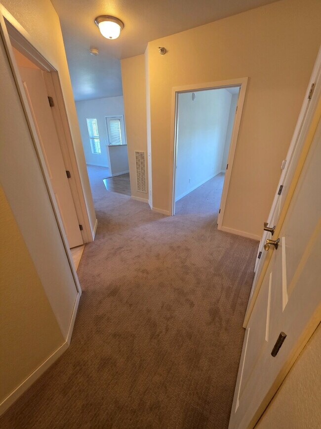 Foto del edificio - 2 Bedroom | 1 Bathroom 2nd Floor Apartment...
