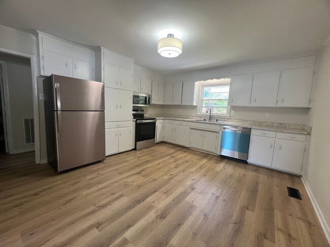 Building Photo - 3 BEDROOM DUPLEX