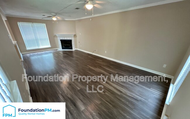 Foto del edificio - 7472 Creekside Dr