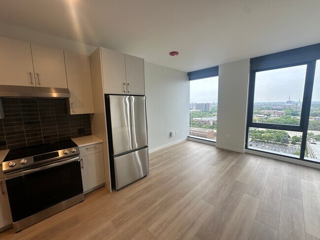 Building Photo - 924 W Van Buren St