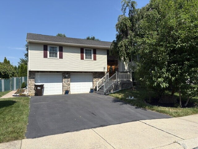 Foto del edificio - "Charming 4-Bedroom Lancaster Home with Granite Kitchen & Finished Basement Oasis!"