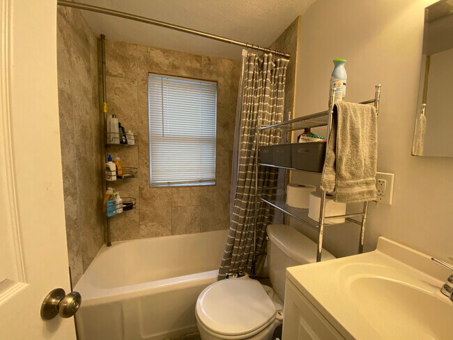 Foto del edificio - 136 Burget Ave