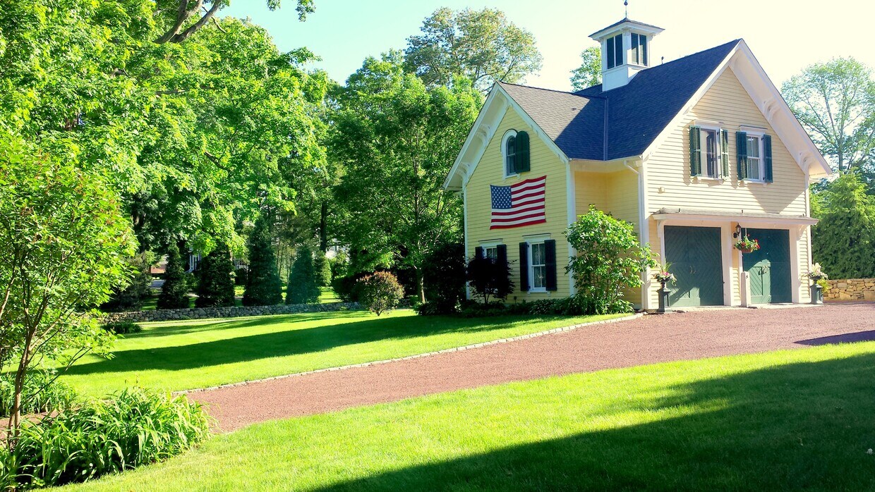 Carriage House Apatment - 293 Main St