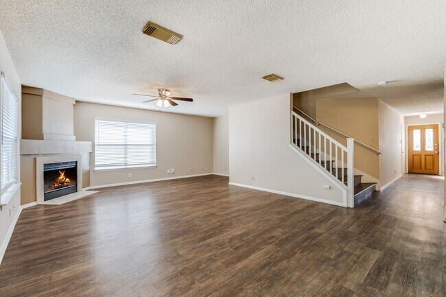 Building Photo - 4 Bedroom 2.5 Bathroom located in Northwes...
