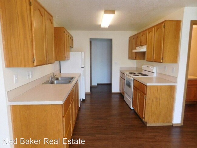 Building Photo - 380-380 Shamrock St