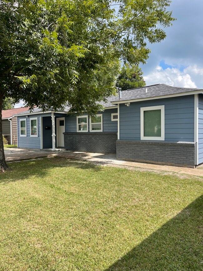 Building Photo - 9505 Sierra Dr