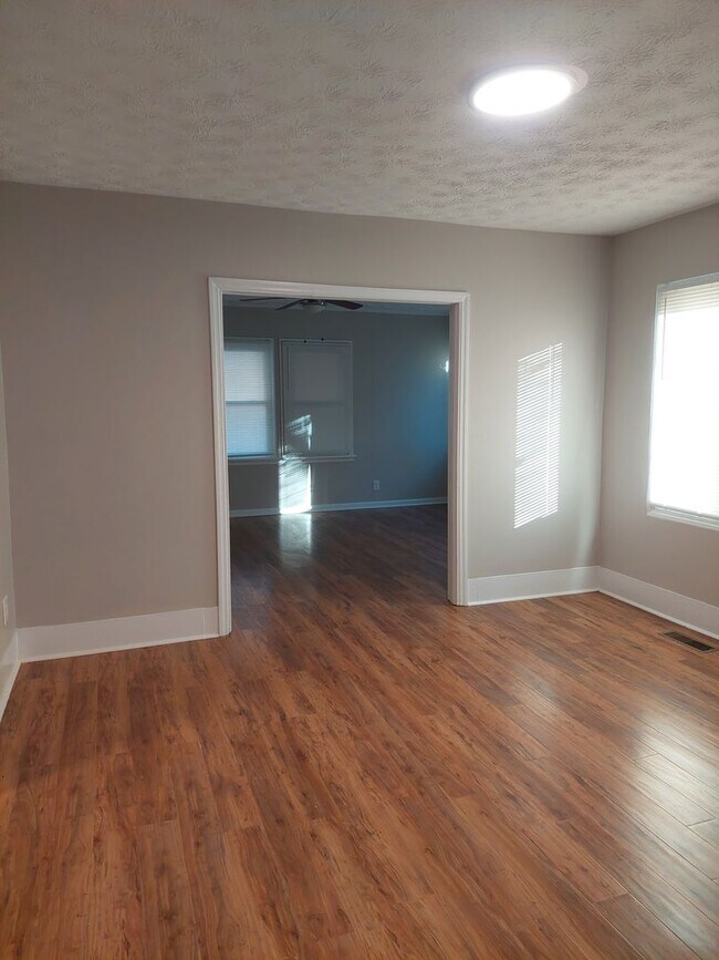 Building Photo - Spacious 3-bedroom Home in Jordan/Johnson Area