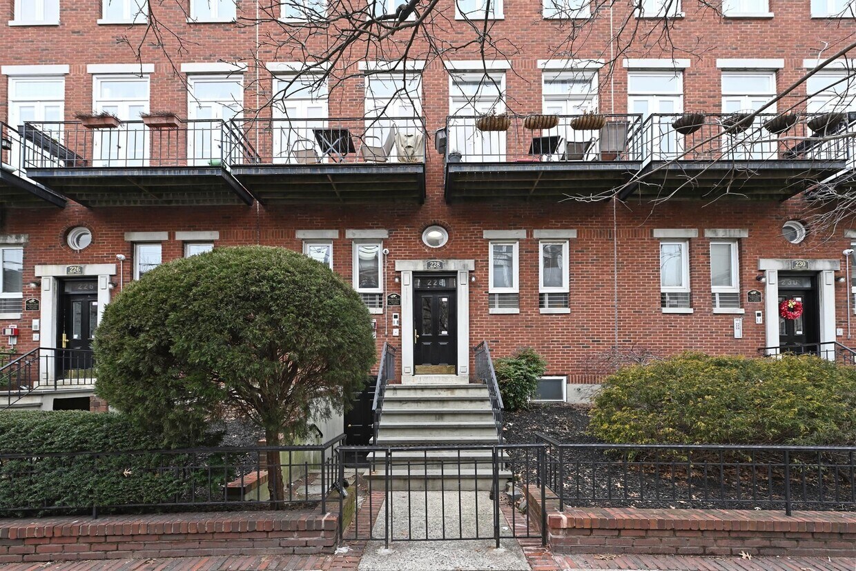 Primary Photo - 228 Monroe St