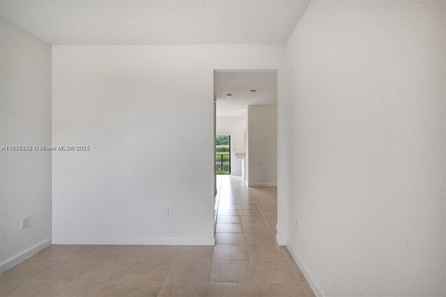 Foto del edificio - 18546 SW 2nd St