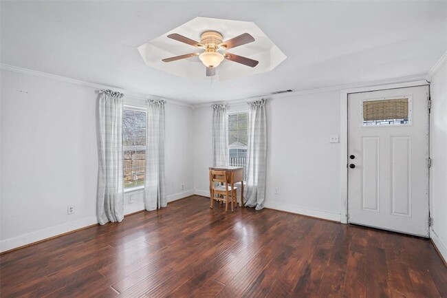 Building Photo - 401 Eberhart Ln