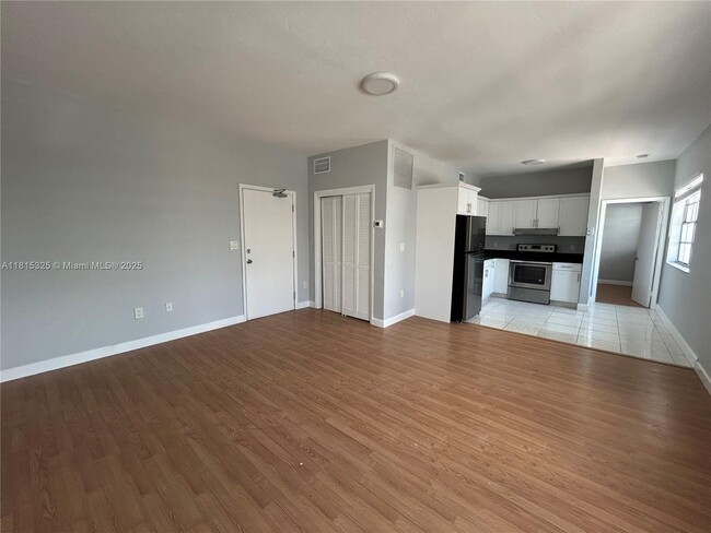 Building Photo - 1360 Collins Ave