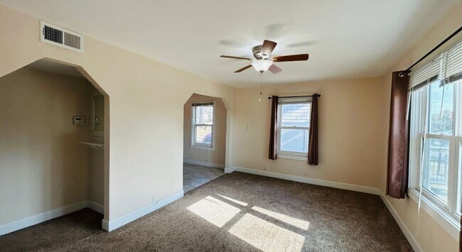 Foto del edificio - COMING SOON! Charming 2-Bedroom 1 Bathroom Home in Bellevue