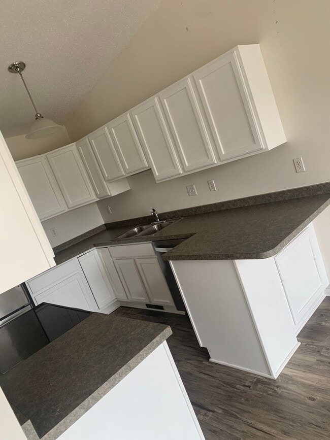 Building Photo - 3 BEDROOM OSGOOD TWIN HOME  -  PETS WELCOME