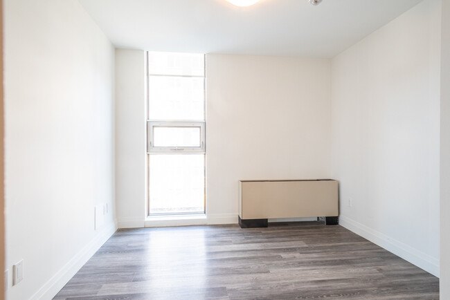 Building Photo - *THREE MONTHS FREE RENT* Walking Distance ...