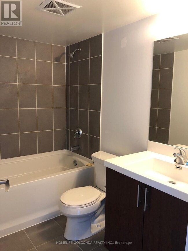 Photo du bâtiment - 830-2830 Lawrence Ave W