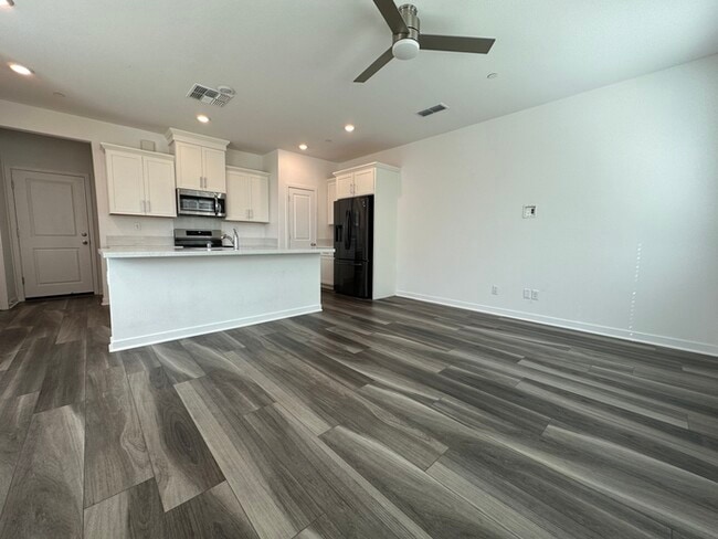 Building Photo - Gorgeous 3 Bedroom 2.5 Bathrooms