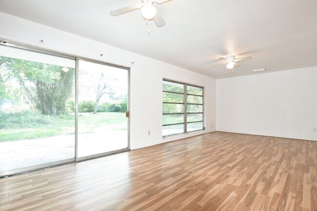 Building Photo - 3530 NW 34th Pl