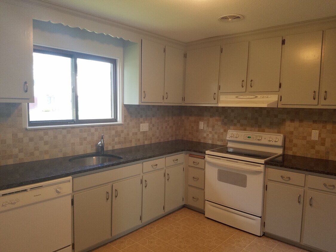 256 Richard St, Newington, CT 06111 Condo for Rent in Newington, CT