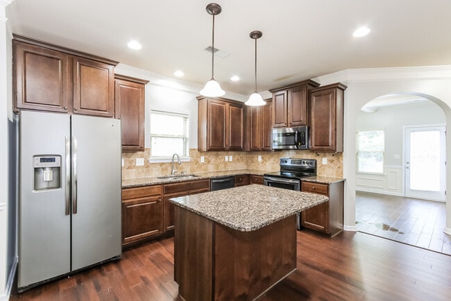 Building Photo - Stunning 5 Bedroom Home in Grovetown, GA