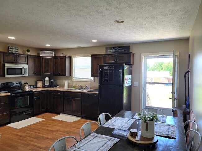 Foto del edificio - Spacious 2 bedroom, 2 full bath unit