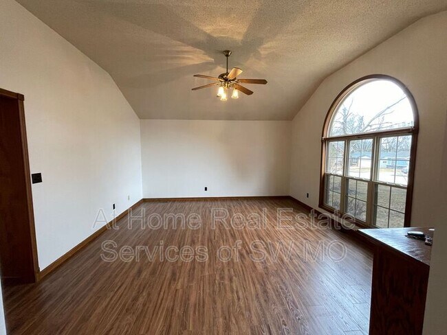 Foto del edificio - 941 W Crestview St