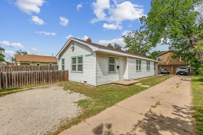 Building Photo - Updated 1 bed 1 bath duplex