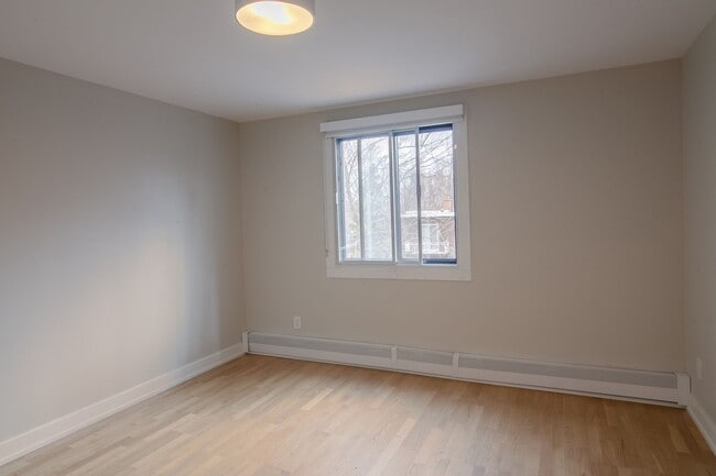 Photo du bâtiment - 1525 Av. Victoria