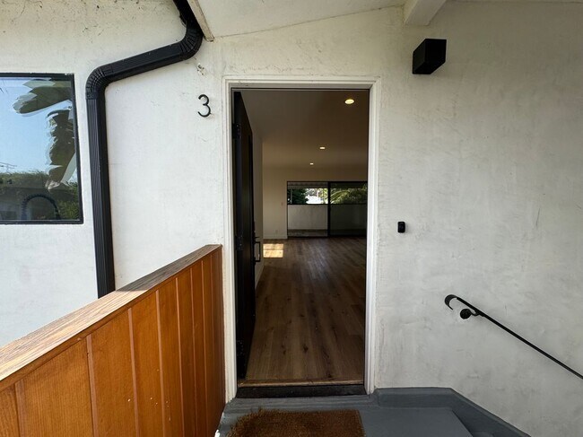 Foto del edificio - 1347 N Stanley Ave