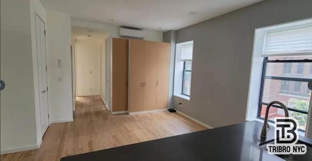 Foto del edificio - 4 bedroom in Brooklyn NY 11226